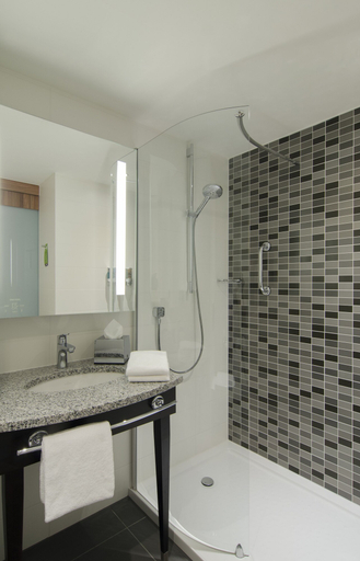 Bathroom 5, Hampton by Hilton Nuremberg City Centre, Nürnberg