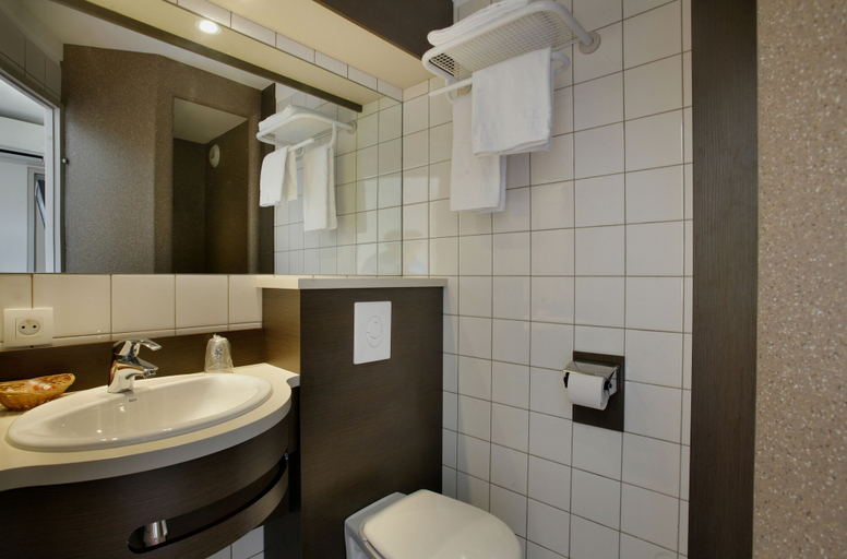 Bathroom 4, The Originals City, Hôtel Hélios, Loire