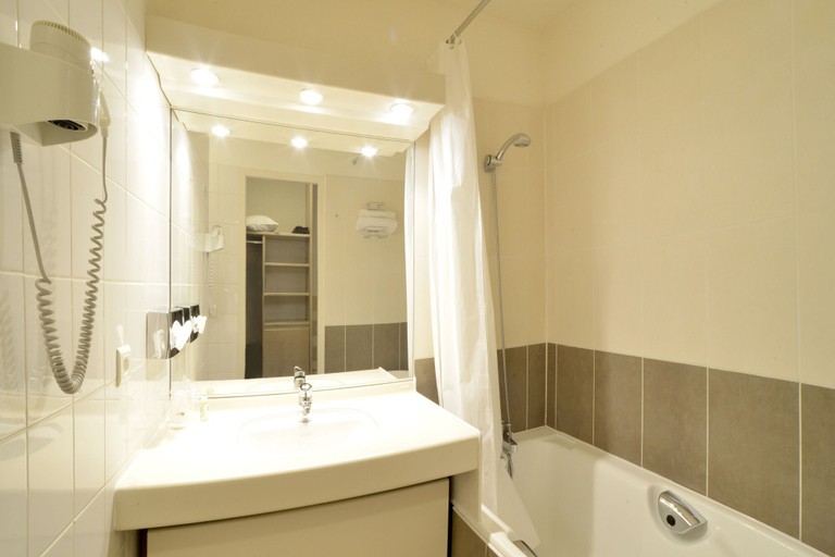Bathroom 3, Hôtel Le Bois Dormant, Jura