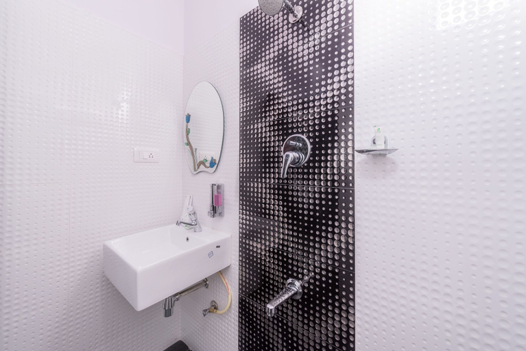 Bathroom 4, Treebo Greenwood Premier Suites, Old Airport Road, Bangalore