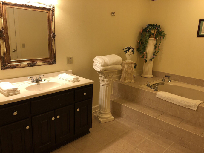 Bathroom 4, The Abbé House Inn, Cleburne
