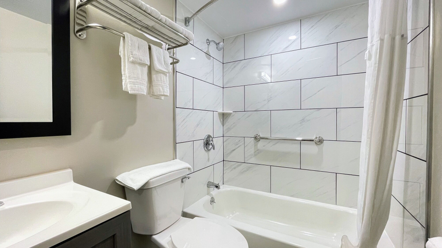 Bathroom 5, Days Inn by Wyndham Columbus IN, Bartholomew