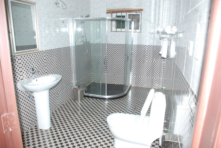 Bathroom, Obaa'S Golden Plaza Hotel, Birim North