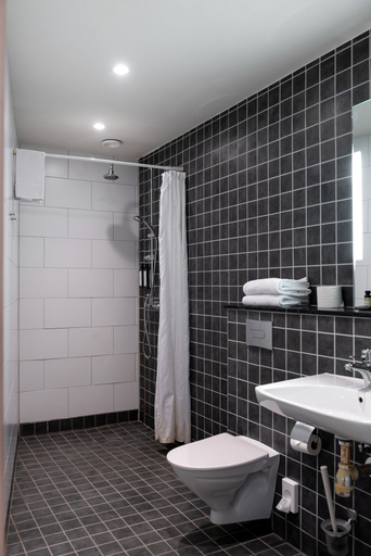 Bathroom 4, Hotel Bishops Arms, Köping, Köping