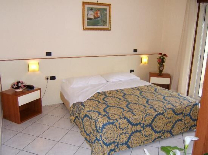 Bedroom 3, Hotel Happy Days, Napoli