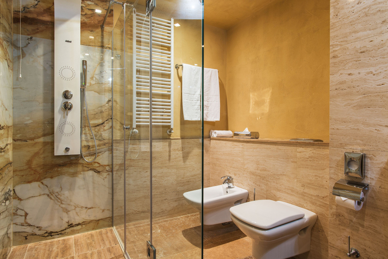 Bathroom 4, Rosslyn Thracia Hotel, Stolichna