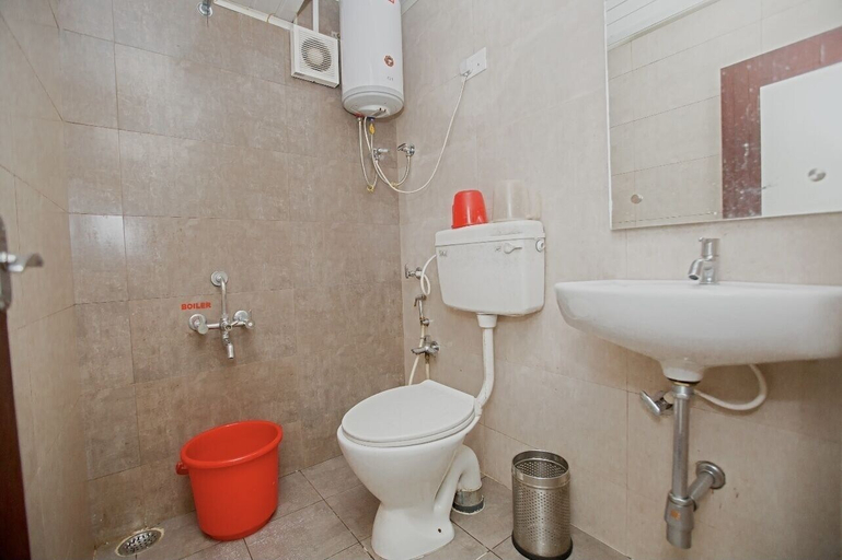 Bathroom 4, Hotel Maneck, The Nilgiris