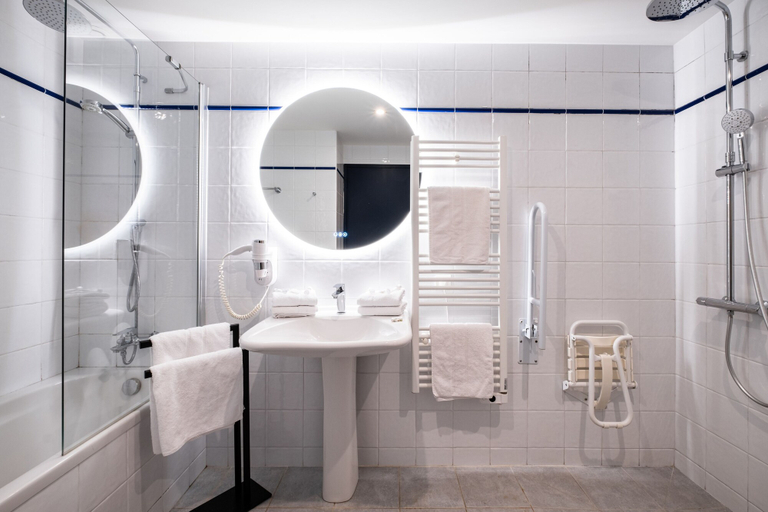 Bathroom 3, Hôtel Le Français, Charente-Maritime