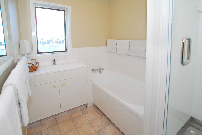 Bathroom 4, Takapuna Motor Lodge, Waitakere