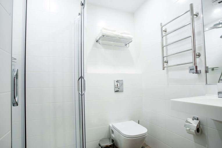 Bathroom 4, Ramada Hotel & Suites by Wyndham Novosibirsk Zhukovka, Novosibirskiy rayon