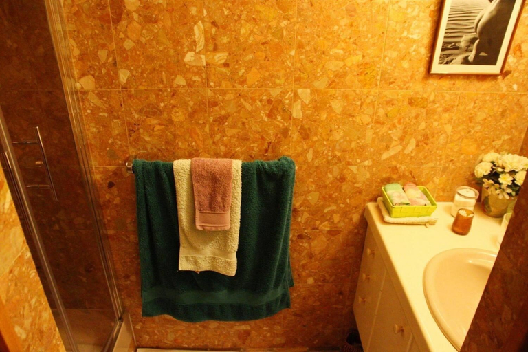 Bathroom 5, Chez Claire, Creuse