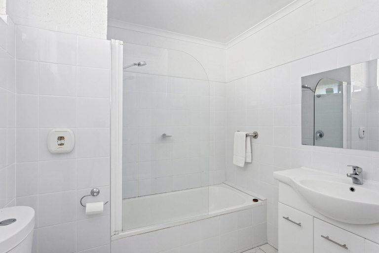 Bathroom 4, Swansea Motor Inn, Glamorgan-Spring Bay