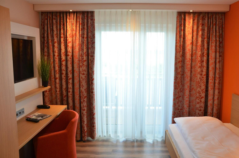 Bedroom 4, Hotel Bergwirt, Ansbach