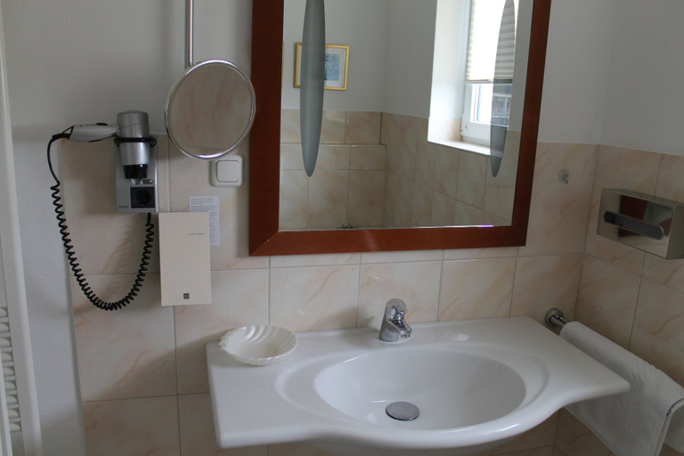 Bathroom 5, Vier Jahreszeiten Bensersiel, Wittmund