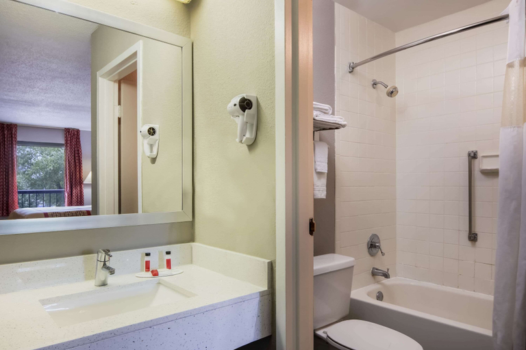 Bathroom 4, Days Inn by Wyndham Wilson, Wilson