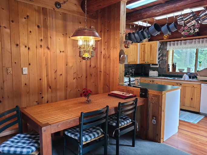 Others 5, 11SL - Wi-Fi - NO PETS Log Cabin - Sleeps 7, Whatcom