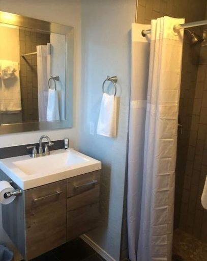 Bathroom 3, White Horse Hotel, Kootenai