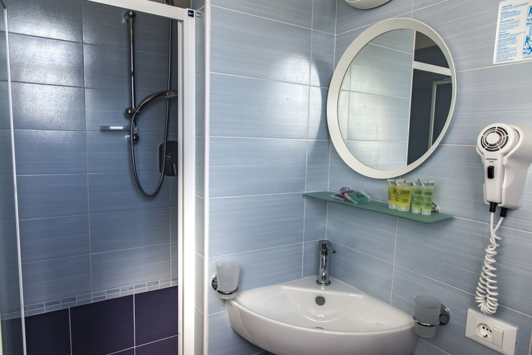 Bathroom 5, Hotel Concorde, Rimini