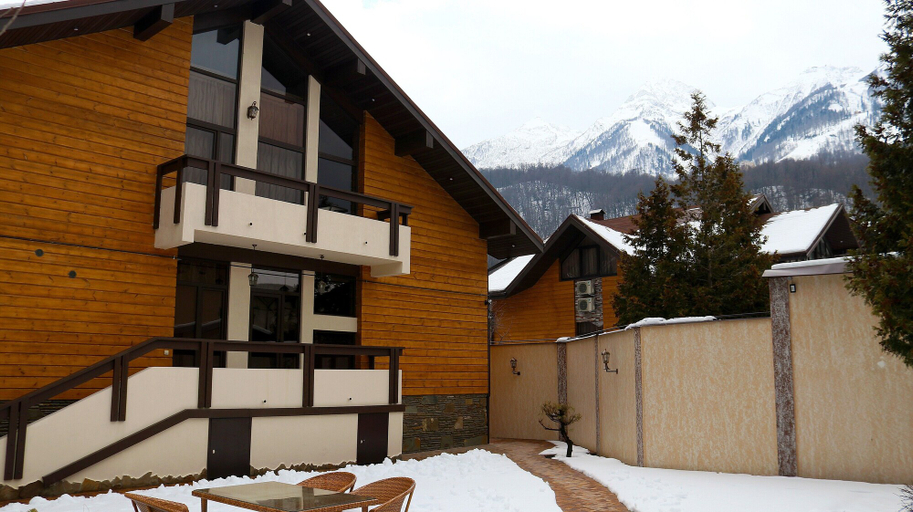 Exterior & Views