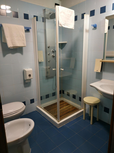 Bathroom 5, Hotel Aurora, Rome