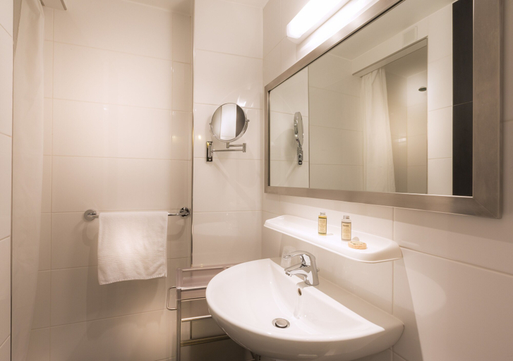 Bathroom 2, Hôtel Donjon Vincennes, Val-de-Marne