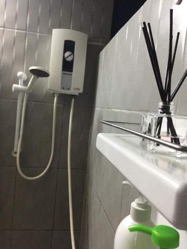 Bathroom 4, Hidden Lumpu, Phra Nakhon