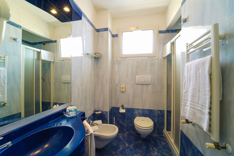 Bathroom 5, Hotel Imperial Beach, Rimini