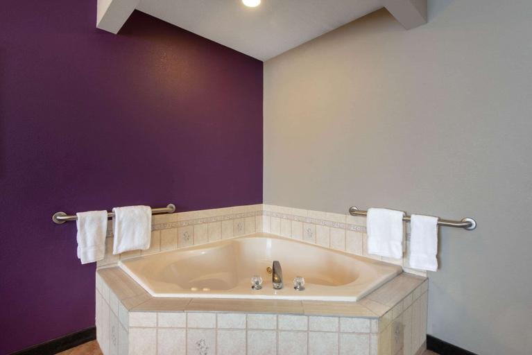 Bathroom 4, La Quinta Inn & Suites by Wyndham Erie, Erie