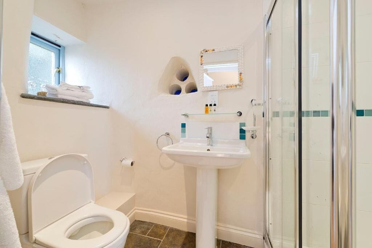 Bathroom 3, Atlantic Cottages, Cornwall