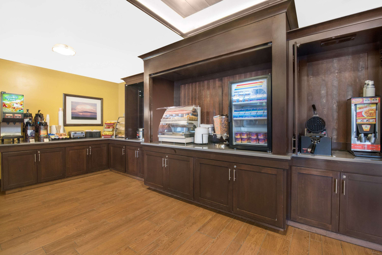 Food & Drinks 5, Hawthorn Extended Stay by Wyndham Dickinson, Stark