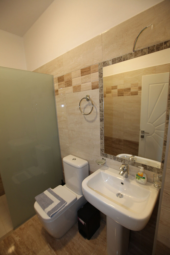 Bathroom 3, Hotel Golden, Sarandës