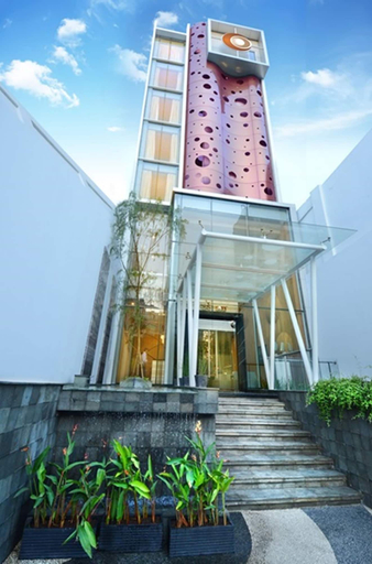 Exterior & Views 23