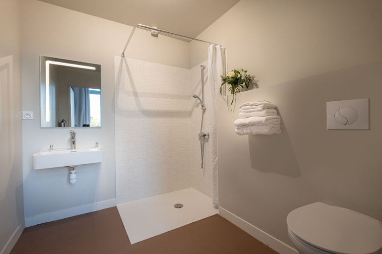 Bathroom 5, Hôtel de Paris, Haute-Vienne
