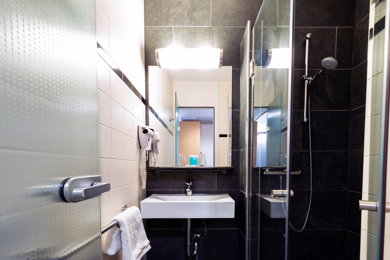 Bathroom 5, Bastion Hotel Amsterdam Zuidwest, Amsterdam