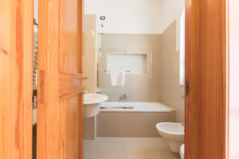 Bathroom 4, Masseria Sant'Anna, Bari