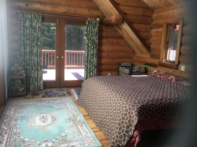 Bedroom 2, Redwood Log Cabin, Del Norte