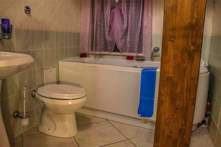 Bathroom 5, Hotel Happy Days, Napoli