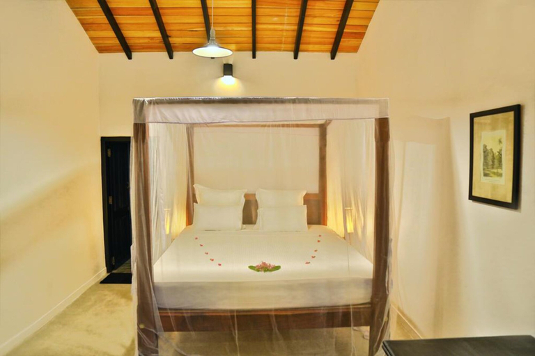 Bedroom 4, Blue Parrot Beach Villa, Hikkaduwa
