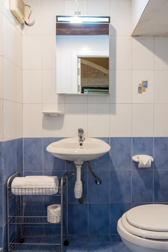 Bathroom, Vallettastay Banoffee