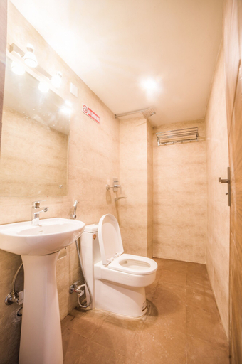 Bathroom 4, Ganapati Airport Hotel, Bagmati