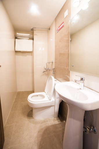 Bathroom 4, Ganapati Airport Hotel, Bagmati