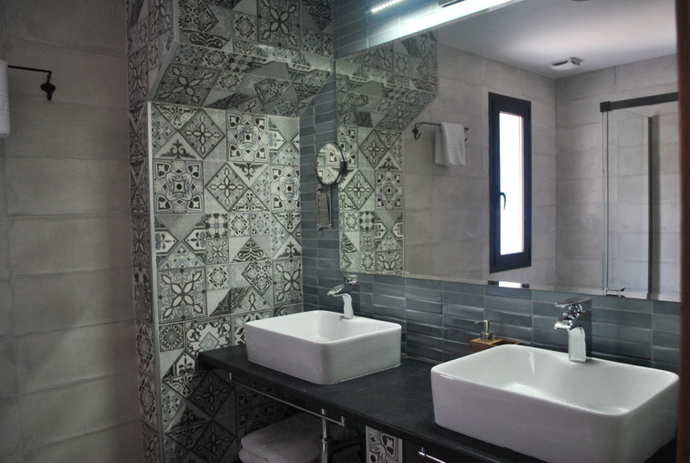 Bathroom 4, El Capricho de Arguis, Huesca