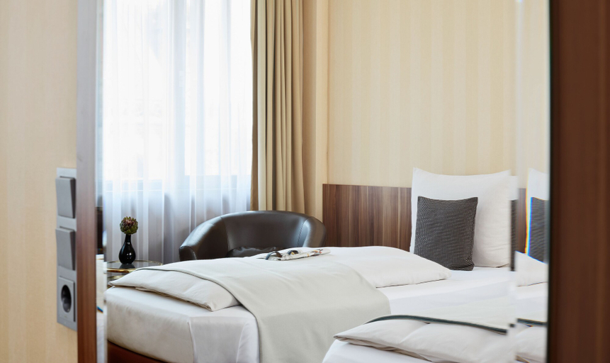 Bedroom 5, Living Hotel Düsseldorf, Düsseldorf