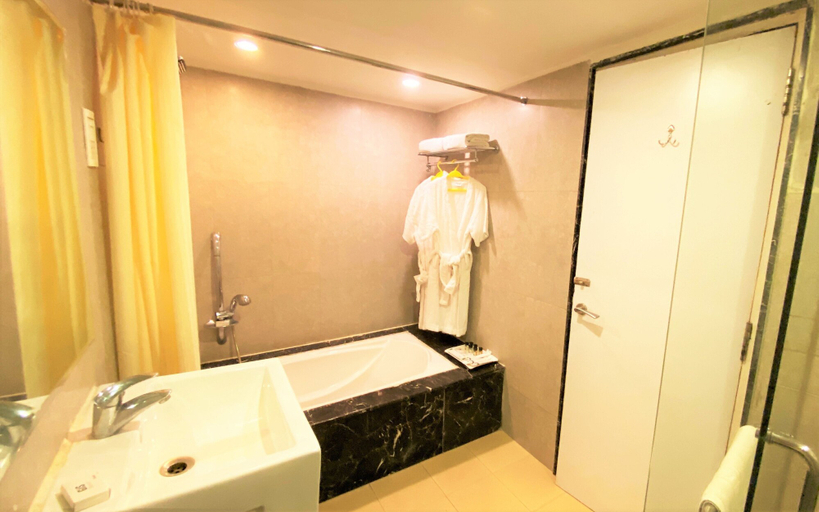 Bathroom 5, GIS Select Banjara Hills, Hyderabad