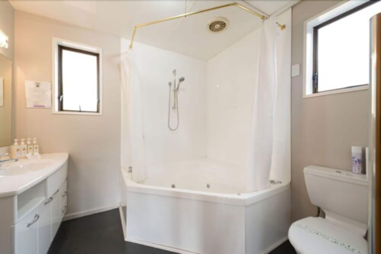 Bathroom 3, Strathern Motor Lodge, Christchurch