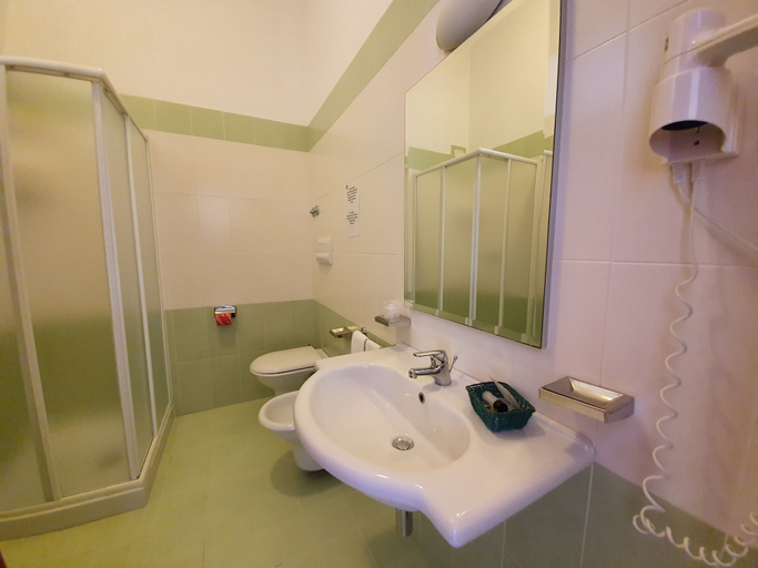 Bathroom 4, Hotel delle More, Foggia