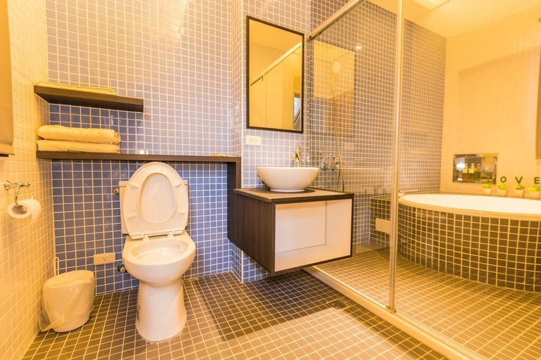 Bathroom 3, Peekaboo, Pingtung