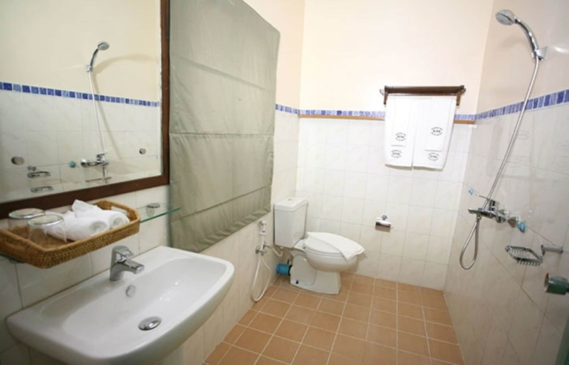 Bathroom 3, Hotel June Business Bed Breakfast, Yangon