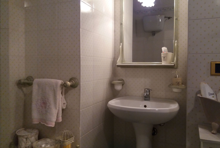 Bathroom 5, Al Vescovado 7, Perugia