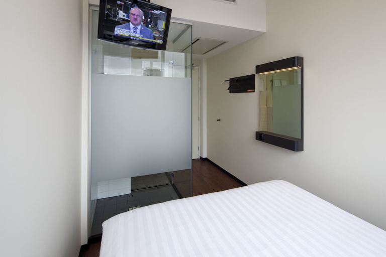 Bedroom 3, easyHotel Amsterdam City Centre South, Amsterdam